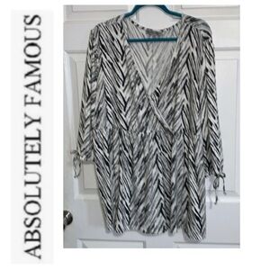 💛 ABSOLUTELY FAMOUS White, Black Gray Smock Style V-neck Top NWT 3X